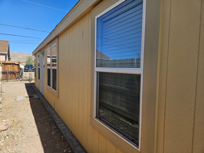 Building Photo - Very cute 3 bed/2 bath manufactured home w...
