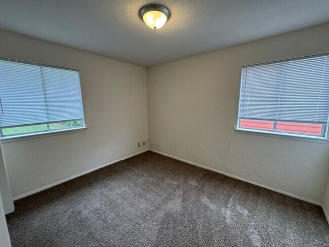 Building Photo - 4-bedroom garage conversion, cute and clea...