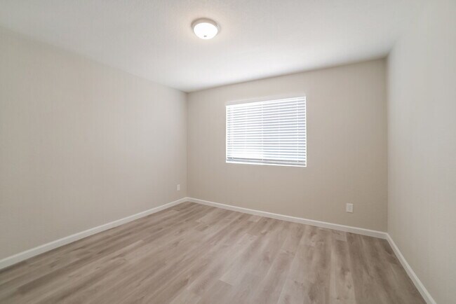 Building Photo - 907 N Red Rock St