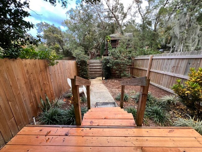 Building Photo - Beautifully updated 2 bedroom 2 1/2 baths ...