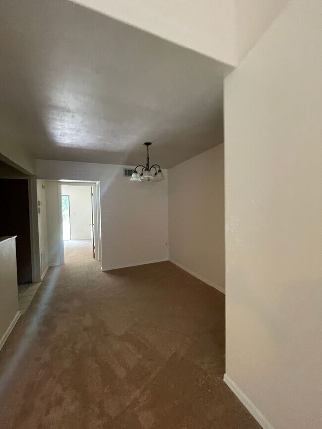 Building Photo - 2-bedroom, 2-bathroom townhouse in Las Pampas
