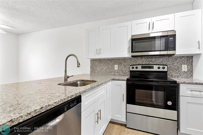 Building Photo - 1084 Coral Club Dr
