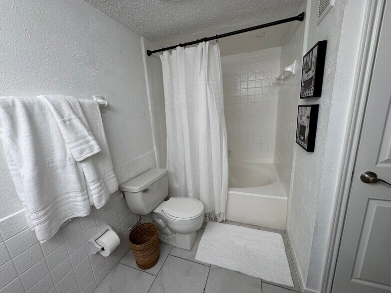 Building Photo - 2826 S Bartell Dr