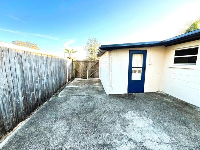 Building Photo - 10367 109th Ave