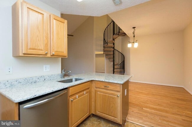 Building Photo - 2013 Warners Terrace S