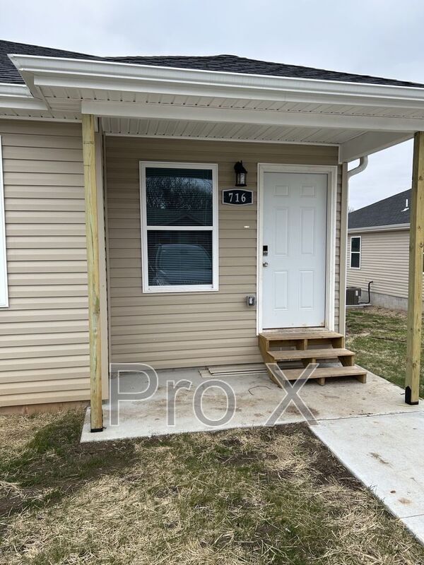 Building Photo - 716 Columbus St