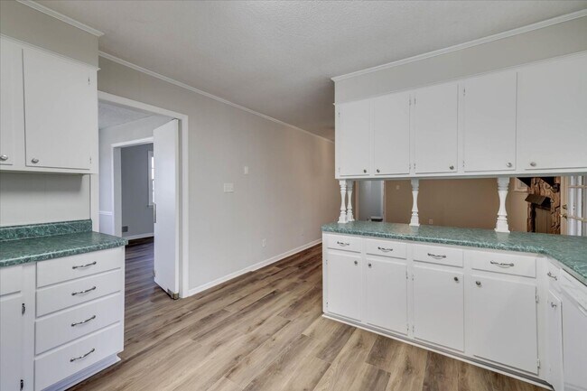 Building Photo - 3 Bed/2Bath home with garage, sunroom, and shed in Martinez