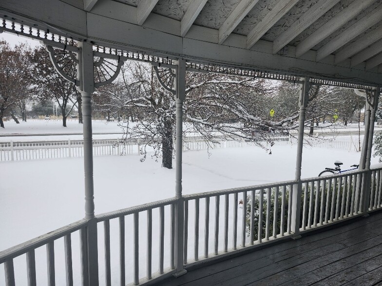 Building Photo - 714 E Lamar St