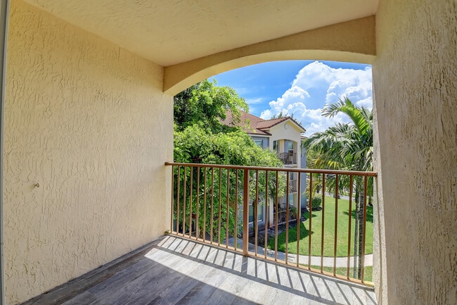 Building Photo - 1223 Villa Cir