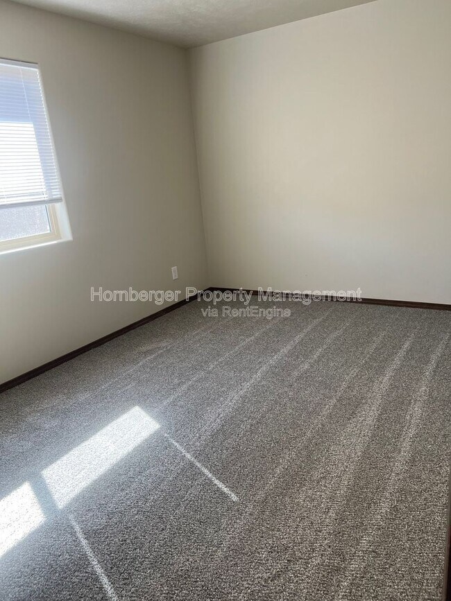 Building Photo - 803 W Knox Ave