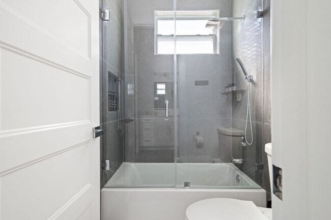 Building Photo - Gorgeous New Constriction House in Tampa