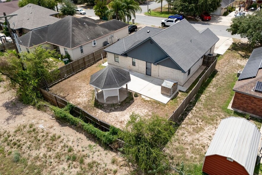 Building Photo - 1005 N Sabinas St