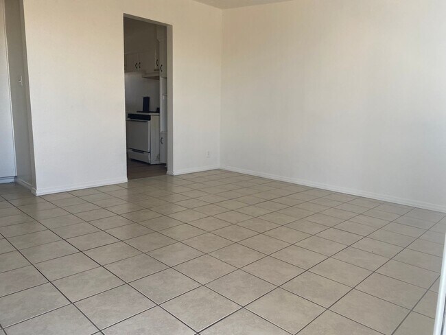 Building Photo - 687