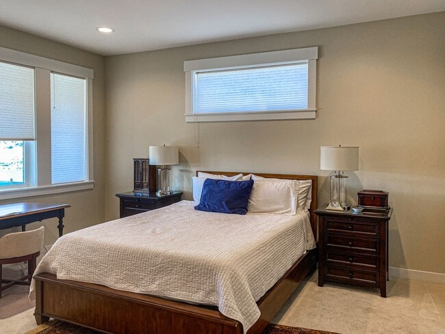 Building Photo - 3 Bedroom, 2 Bath with Spectacular Views o...