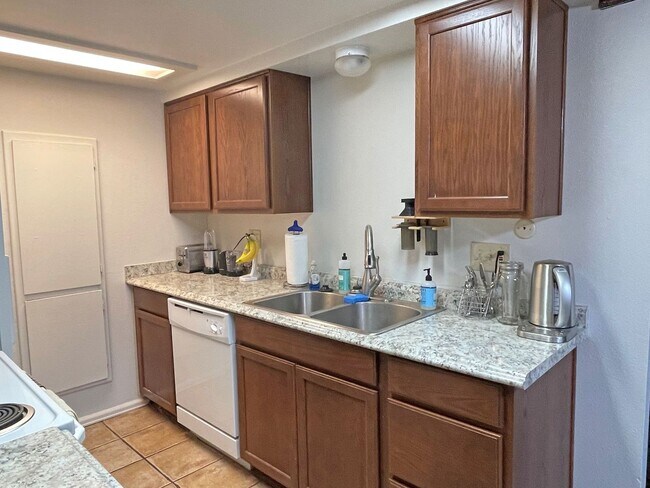 Building Photo - 2-Bedroom Townhome w/ Garage in Northeast Colo Springs