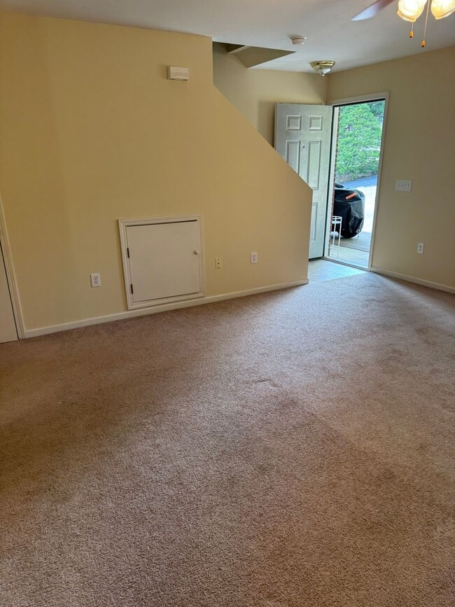 Building Photo - $1,150 | 2BR/1.5BA End Unit Townhouse – Sp...