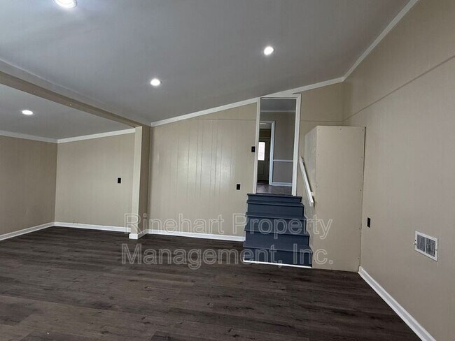 Building Photo - 242 S Cherry Rd
