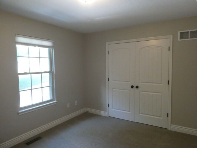 Building Photo - Two-story cottage with 3 bedrooms and 2-1/...