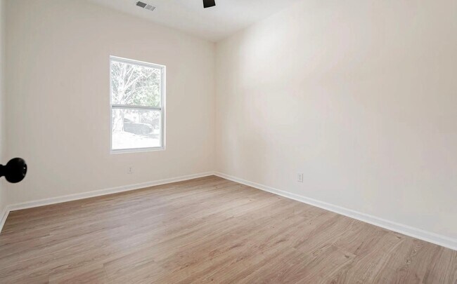 Building Photo - Newer 3 Bedroom, 2 Bath in North East Columbia- Available March 2026!