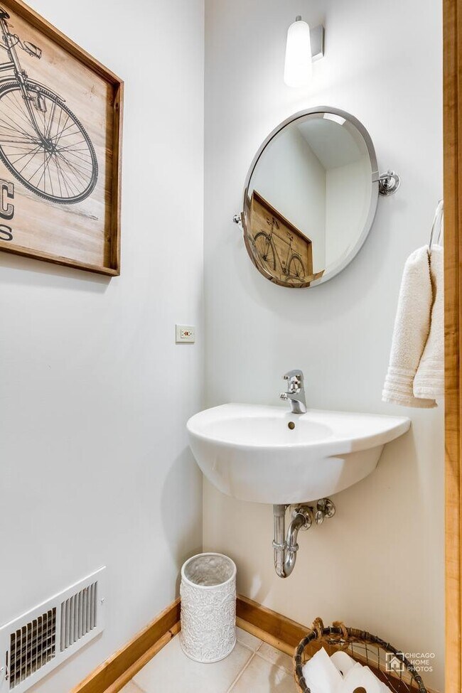 Building Photo - 1506 W Wilson Ave