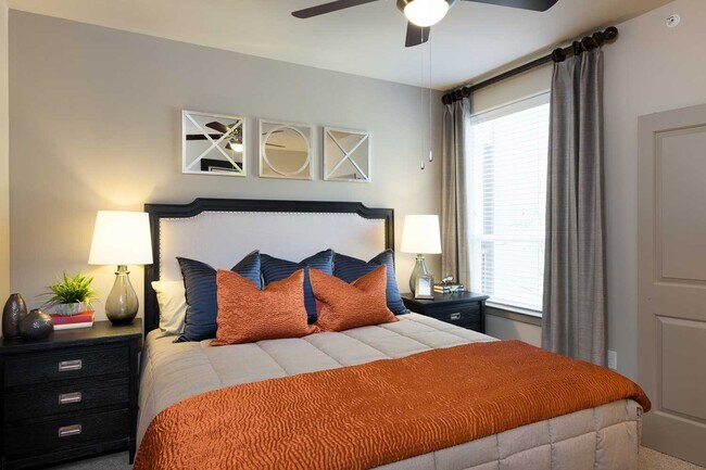 Building Photo - Luxury Living in Montrose 2/2