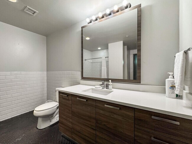 Building Photo - 555 Evergreen St