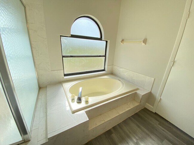 Building Photo - 12948 Broakfield Cir