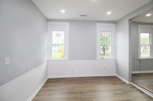 Primary Photo - Larger Renovated 2 Bed / 1 Bath Apartment ...