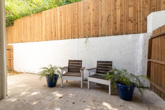 Building Photo - 2213 Park Hill Dr