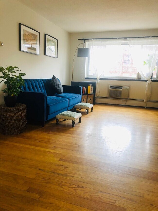 Building Photo - Amazing 2 bed in Allston 5 min away from Brookline... BROKER FEE PAID BY LANDLORD