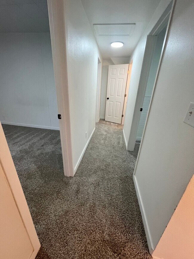 Building Photo - 4 Bed/1.5 Bath Rental Home in Central Sioux Falls!
