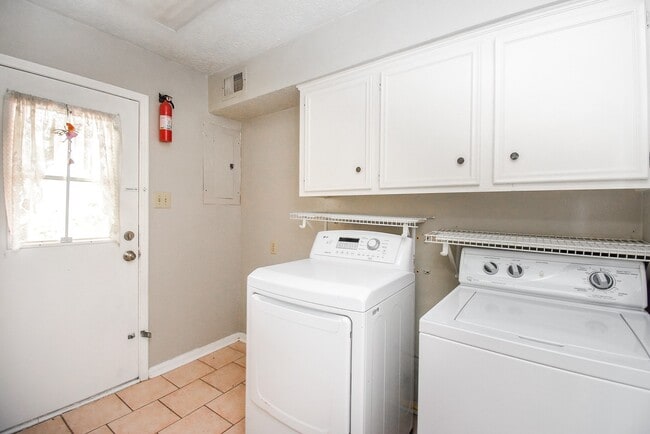 Building Photo - 1709 Beaver Springs Ct
