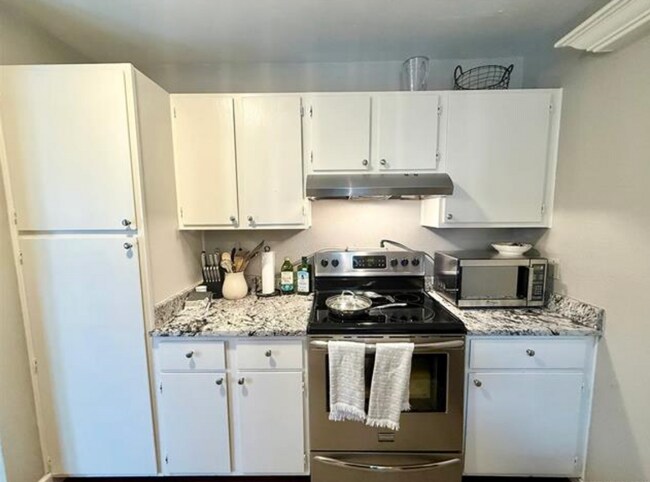 Building Photo - 2 Bed | 2 Bath Condo on Crybaby Hill