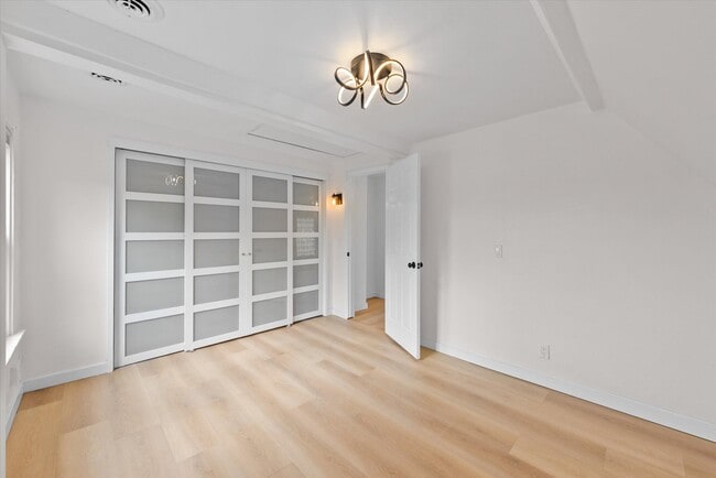 Building Photo - 2026 E Kenilworth Pl