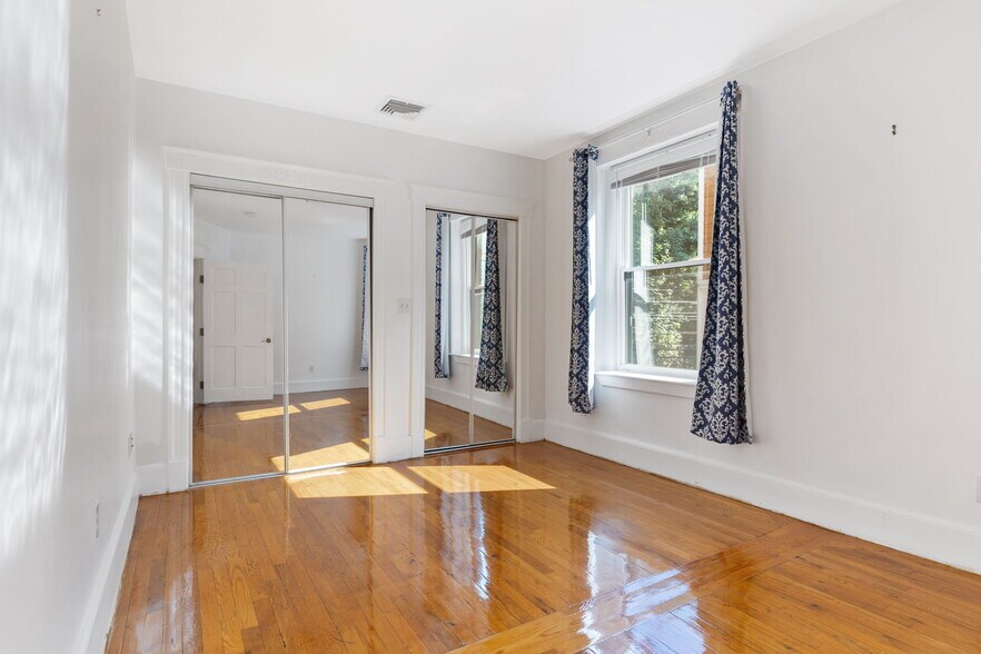 Building Photo - 50 Broadlawn Park