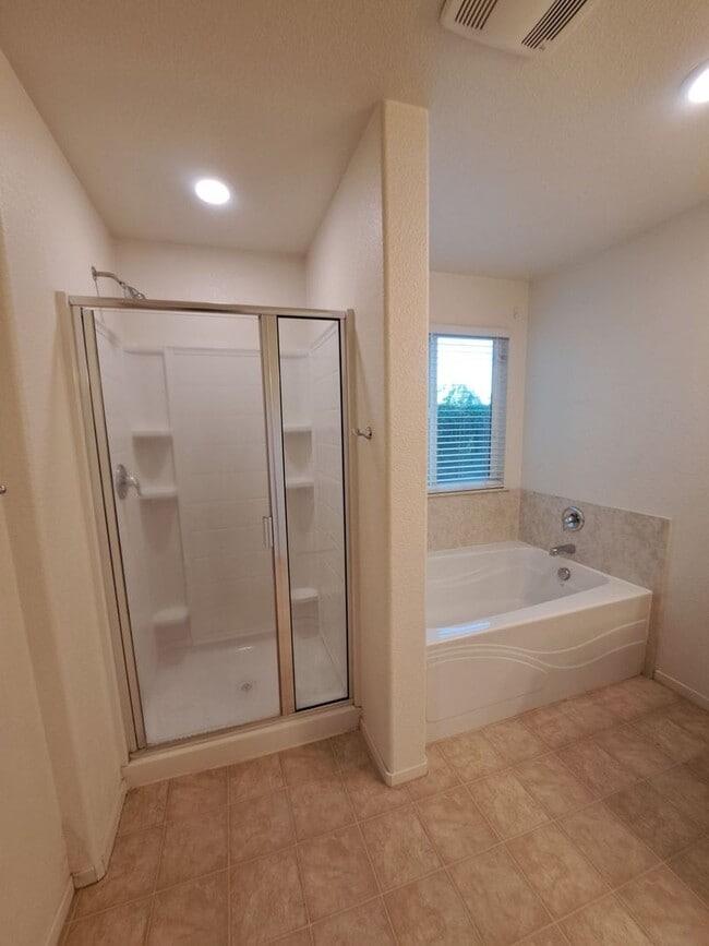 Building Photo - Move in Special: $500 Off the 1st Month's Rent – Stunning and Spacious Home – Don't Miss This!