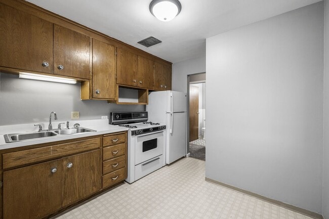 Building Photo - Spacious 2BR/1Bath Available Now!