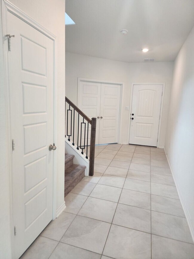 Building Photo - Spacious 4BR House in Converse