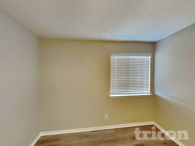 Building Photo - 317 Meandering Way Ct