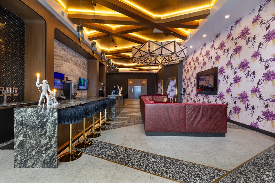 Sky Lounge - McKenzie