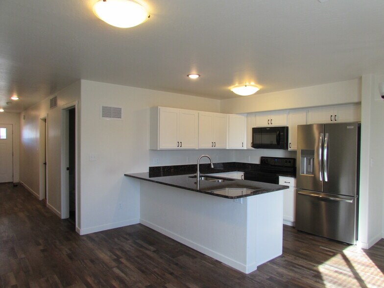 Building Photo - 652 Emma Ln