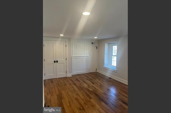 Building Photo - 540 W Springfield Rd