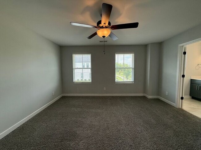 Building Photo - FOR RENT - Beautiful Townhome in Henderson...