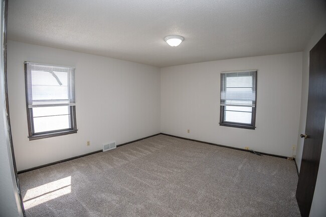 Building Photo - 493-495 Perrey Dr