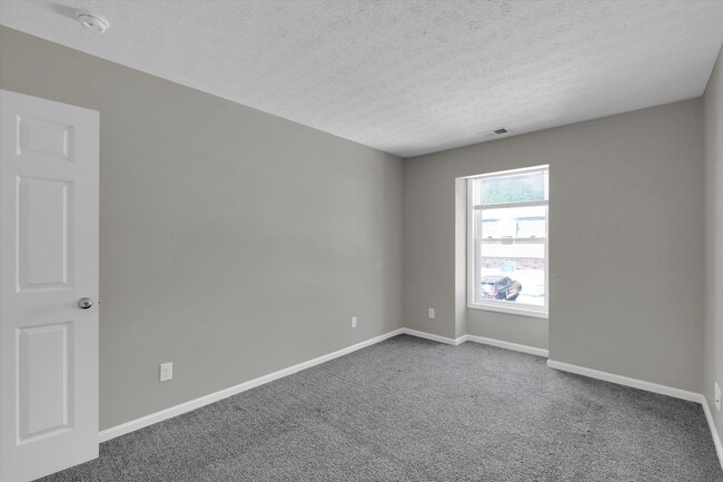 Building Photo - Spacious 1–3 Bedroom Apartments in South Louisville | Cedar Chase