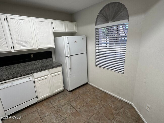 Building Photo - 930 N Mesa Dr