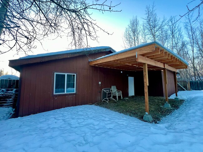 Building Photo - 2 Bedroom / Heated Garage / Available Now!