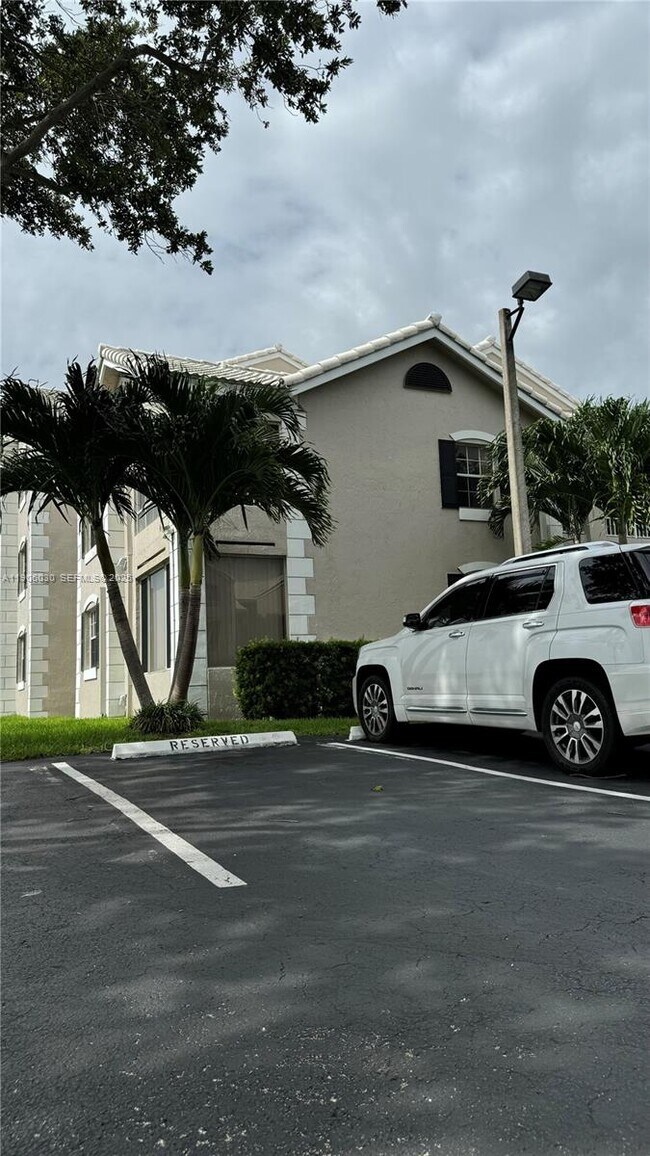 Building Photo - 2831 N Oakland Forest Dr