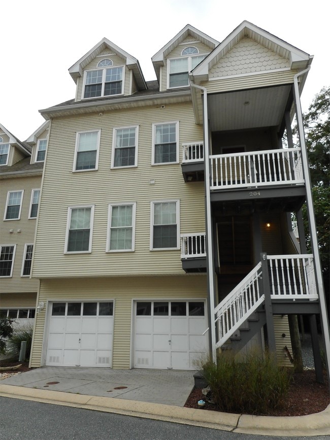Building Photo - 204 Seneca Way