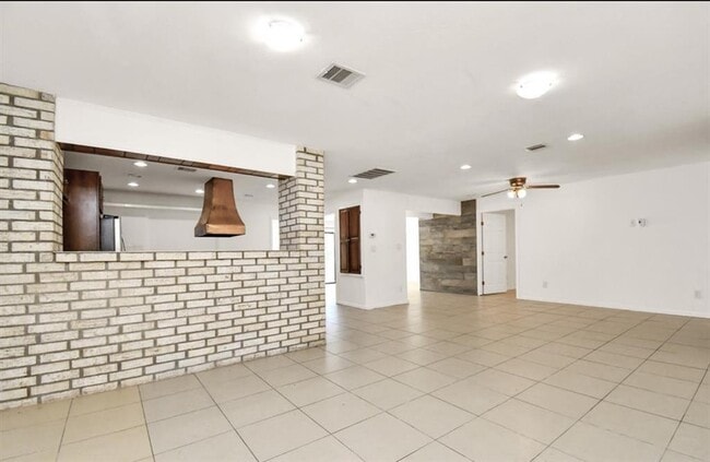 Building Photo - 12305 Pine Oak Dr
